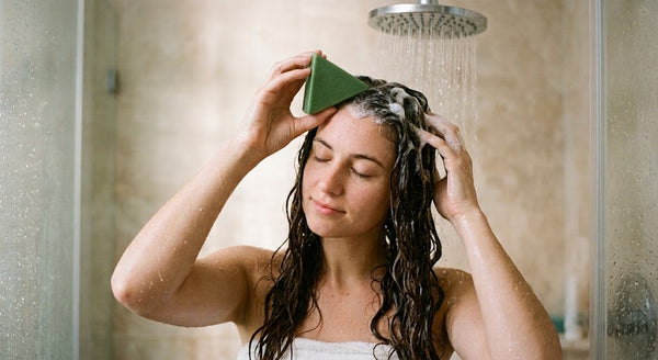 Faites mousser sur cheveux humides